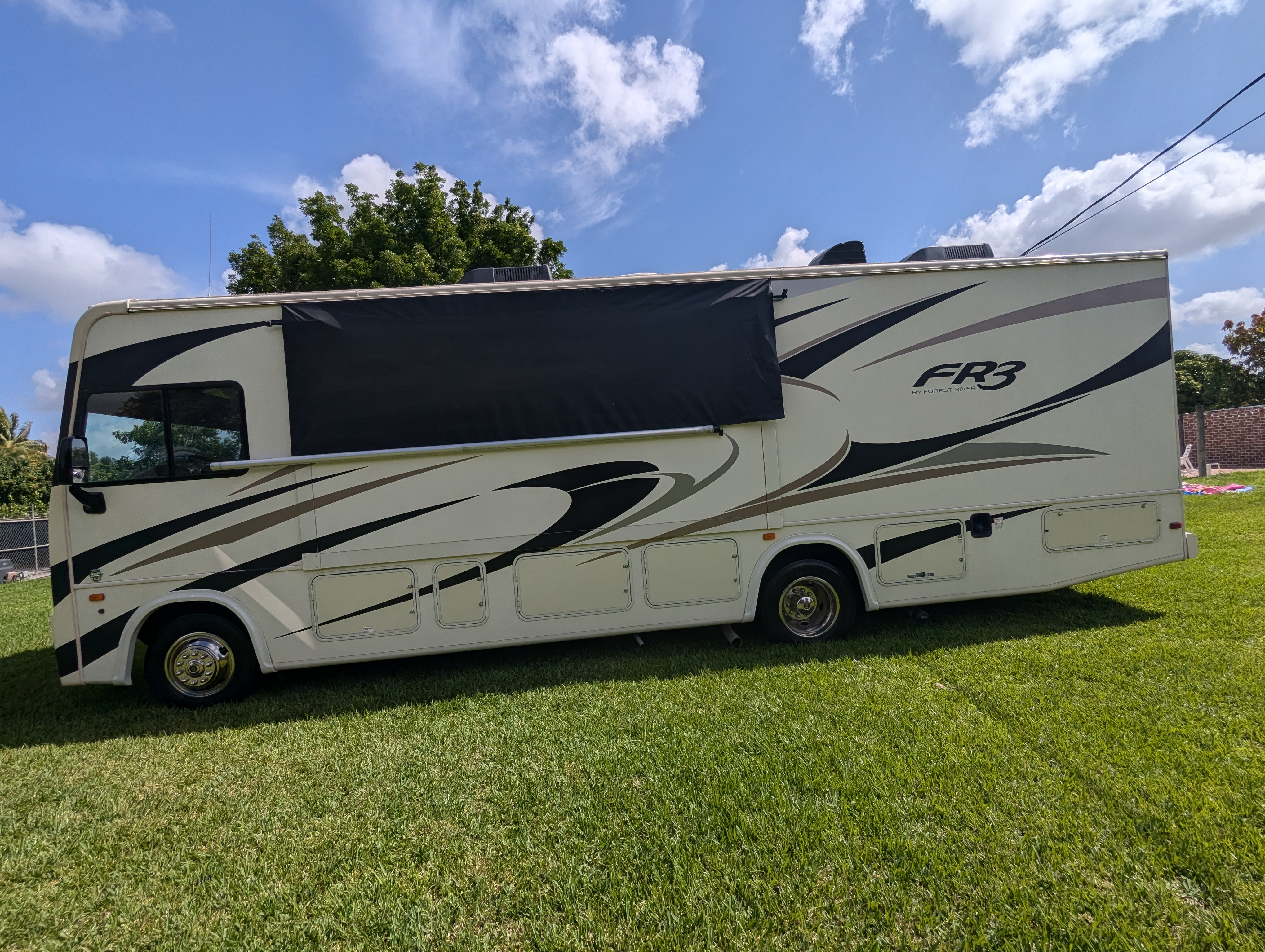 Wash and Wax Detail on this 32ft RV in Fort Lauderdale